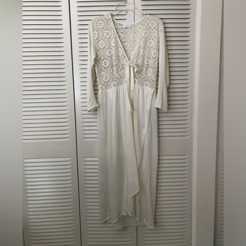 Stunning Vintage Hanro of Switzerland Floral Lace Ivory Maxi gown robe M